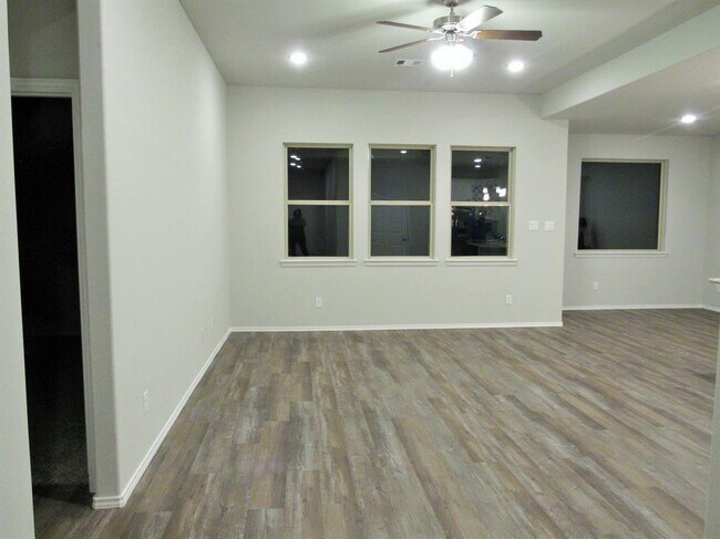 Foto del edificio - 406 Duchess River Rd