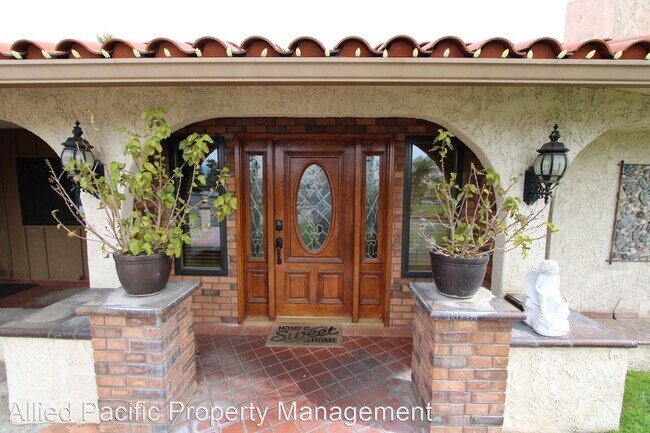 Building Photo - 4 br, 2.5 bath House - 1060 Linda Ave