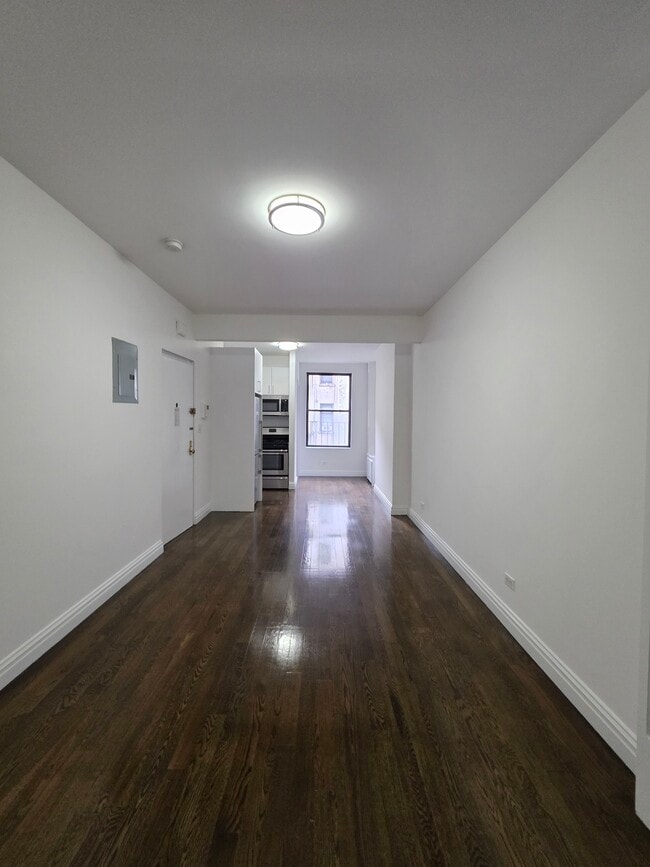 Building Photo - 216 E 89th St