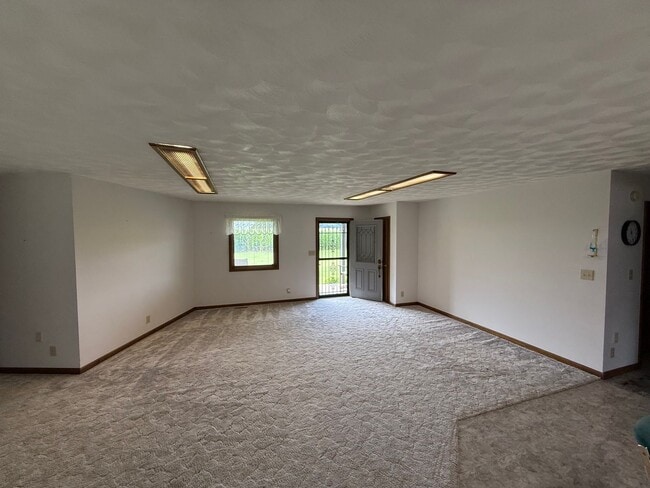 Building Photo - 2 Bedroom House w/ Beautiful Views and Bon...