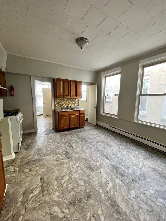 Building Photo - 405 Woodlawn Ave