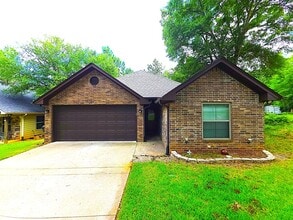 Building Photo - 1424 Dogwood St