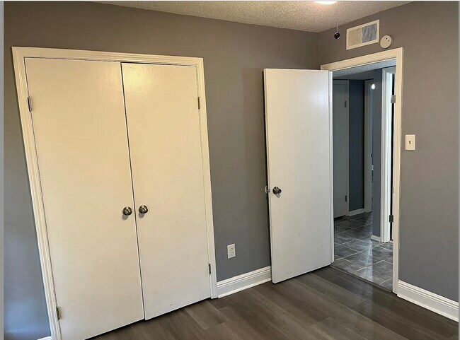 Foto del edificio - 3273 Ridgemont Ave