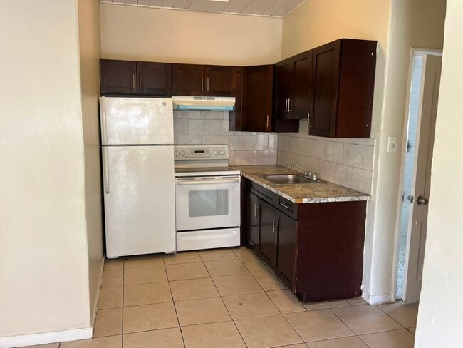 Photo - 480 NE 162nd St (Miami, FL) Apartment