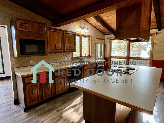 Building Photo - Newly Updated Spacious 5-Bedroom, 3-Bathro...