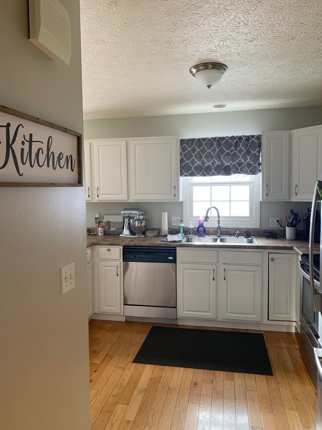 Kitchen - 135 Donna Ave