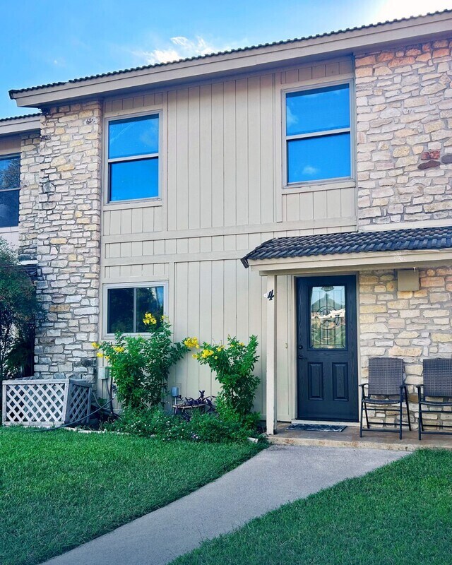 Foto principal - 300 Lucy Ln