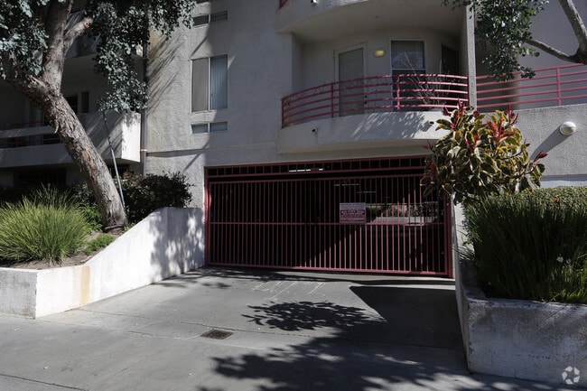 Building Photo - Miracle Mile Apartments