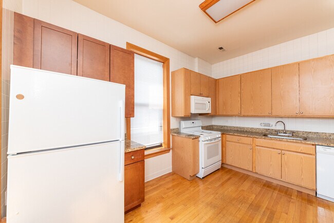 Building Photo - 2044 N Sheffield Ave