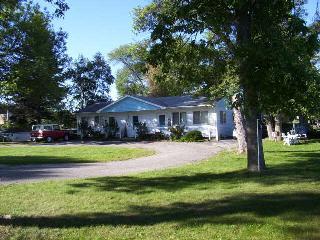 Building Photo - 632 W Houghton Lake Dr