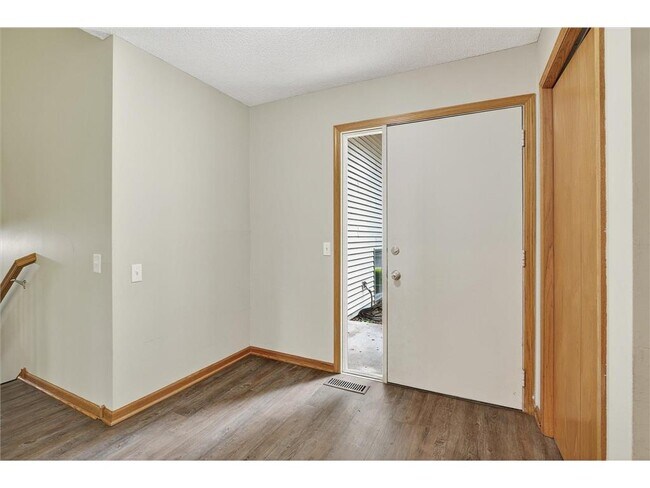 Building Photo - 11220 Red Fox Dr N