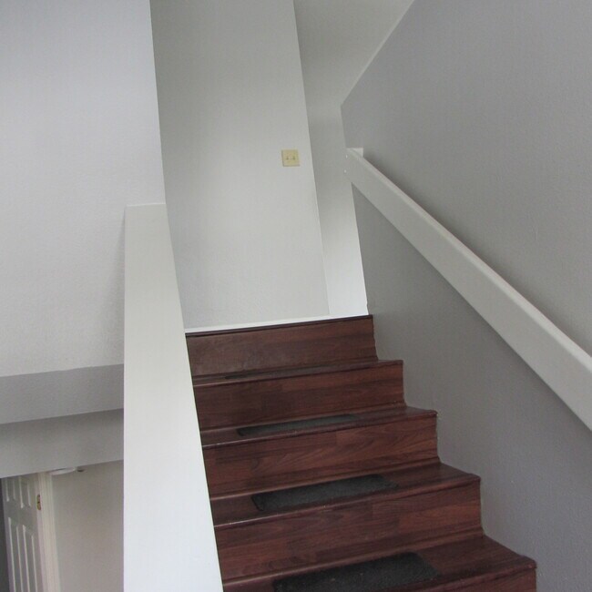 Entrada dividida en la planta superior - 3565 N Tamar Rd