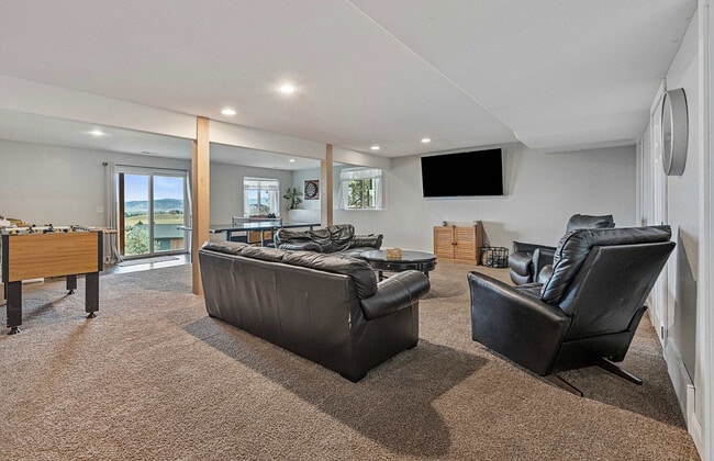 Building Photo - 3213 Hemlock Ct