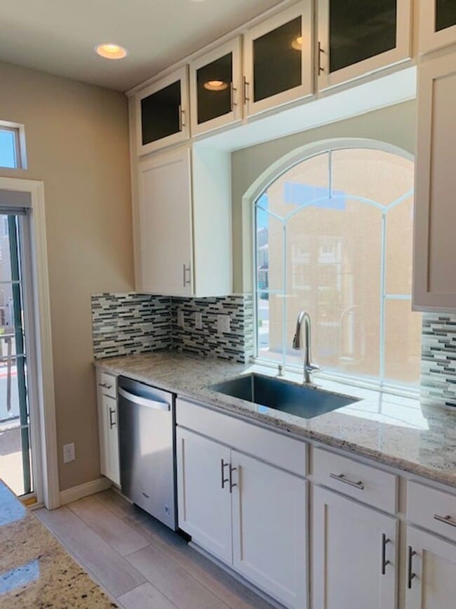 Building Photo - Beautiful Southwest Home with Dual Primary...