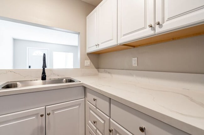 Building Photo - 595 7th St