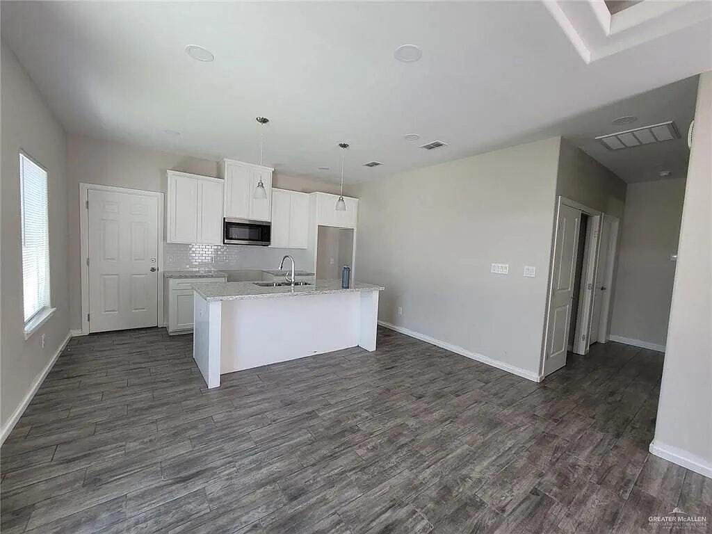 Building Photo - 5800 Sandpiper Ave