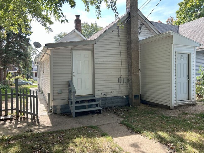 Building Photo - Cudell neighborhood - 2 bedroom/1 bathroom...