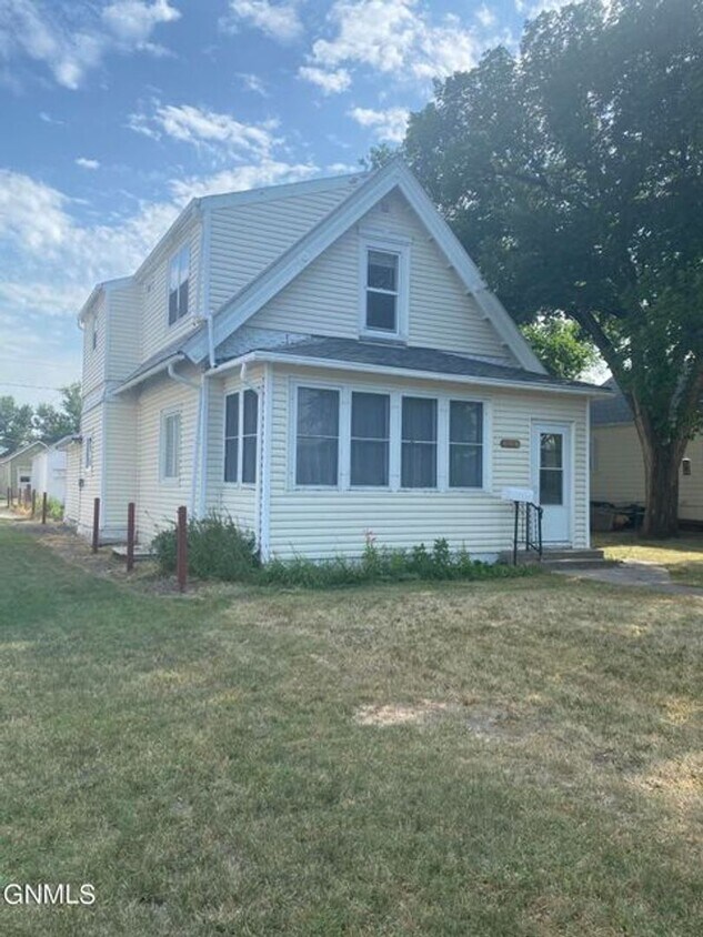 508 3rd St SE Unit 2, Jamestown, ND 58401 Room for Rent in Jamestown
