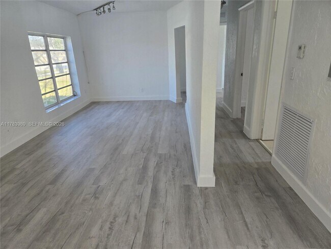 Foto del edificio - 3310 NW 214th St