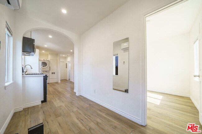 Foto del edificio - 5347 Fountain Ave