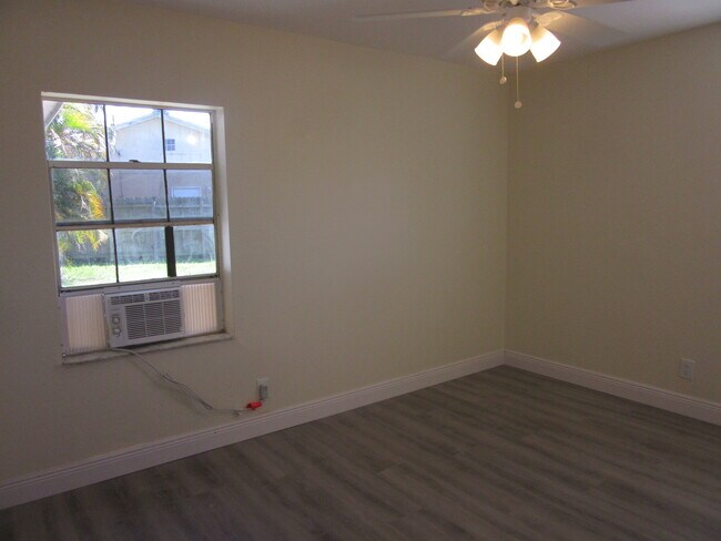 Foto del edificio - 8120 SW 10th St