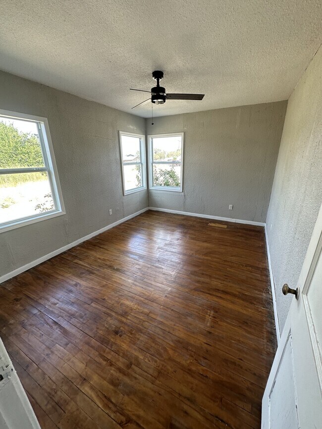 Building Photo - *614 S Dallas