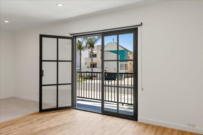 Building Photo - 652 Hayworth Ave