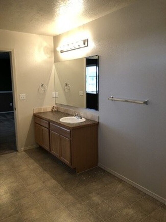 Building Photo - Walking distance to Settlers Park