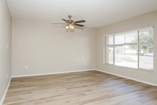 Building Photo - 6927 Roslyn Ct