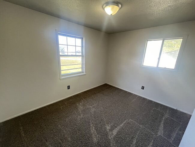 Building Photo - 431 SE 150 Rd