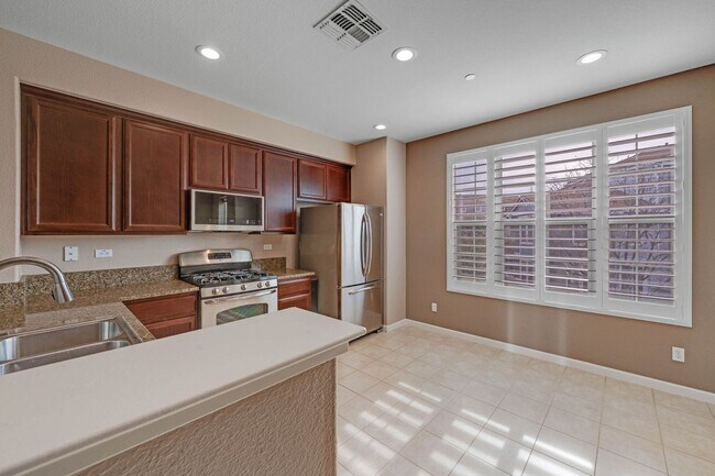Foto del edificio - Renovated 3-Story Rocklin Townhome with Two-Car Garage!