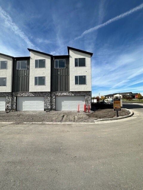 Back 2 car garage - 33 N 460 W