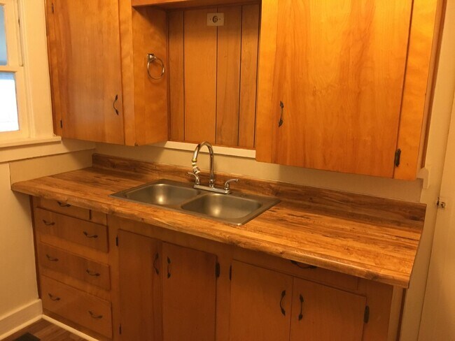 Building Photo - 2 bed, 1 bath Located in Sumner Neighborhood!!!