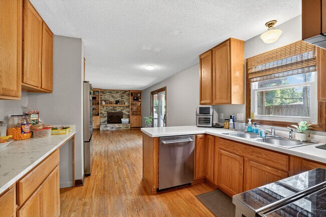 Foto del edificio - 1710 Shadyview Ln N