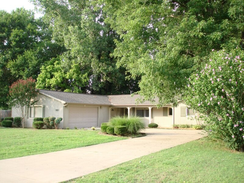 Primary Photo - 528 Riverview Dr