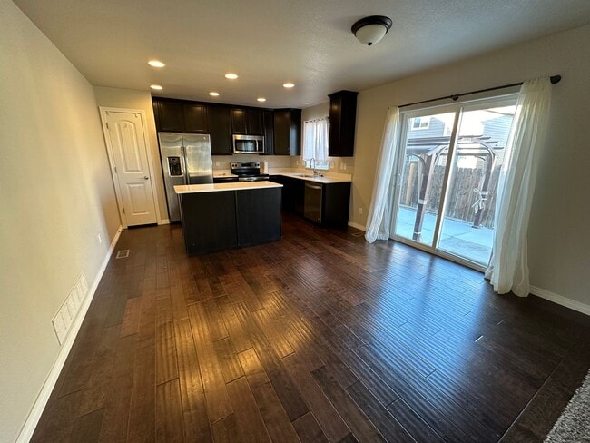 Building Photo - AMAZING 4 BED, 3 BATH HOME LOCATED IN LORS...