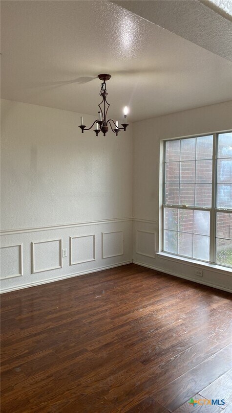 Building Photo - 4405 Twin Oaks Cir