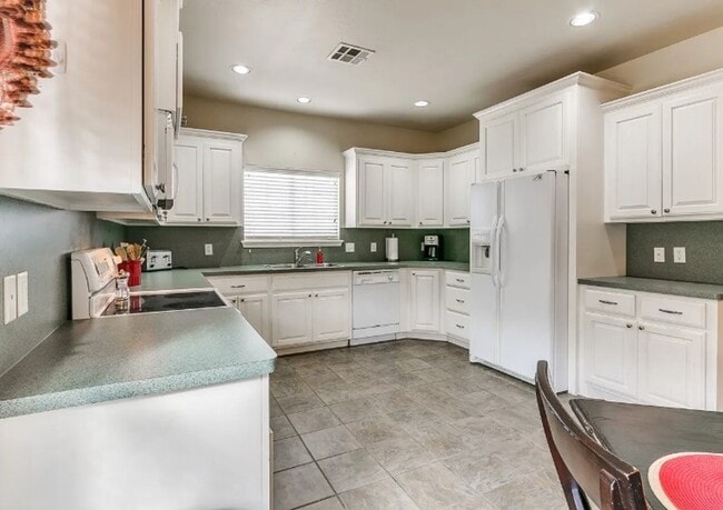 Foto del edificio - Adorable duplex + Edmond Schools + Lawncar...