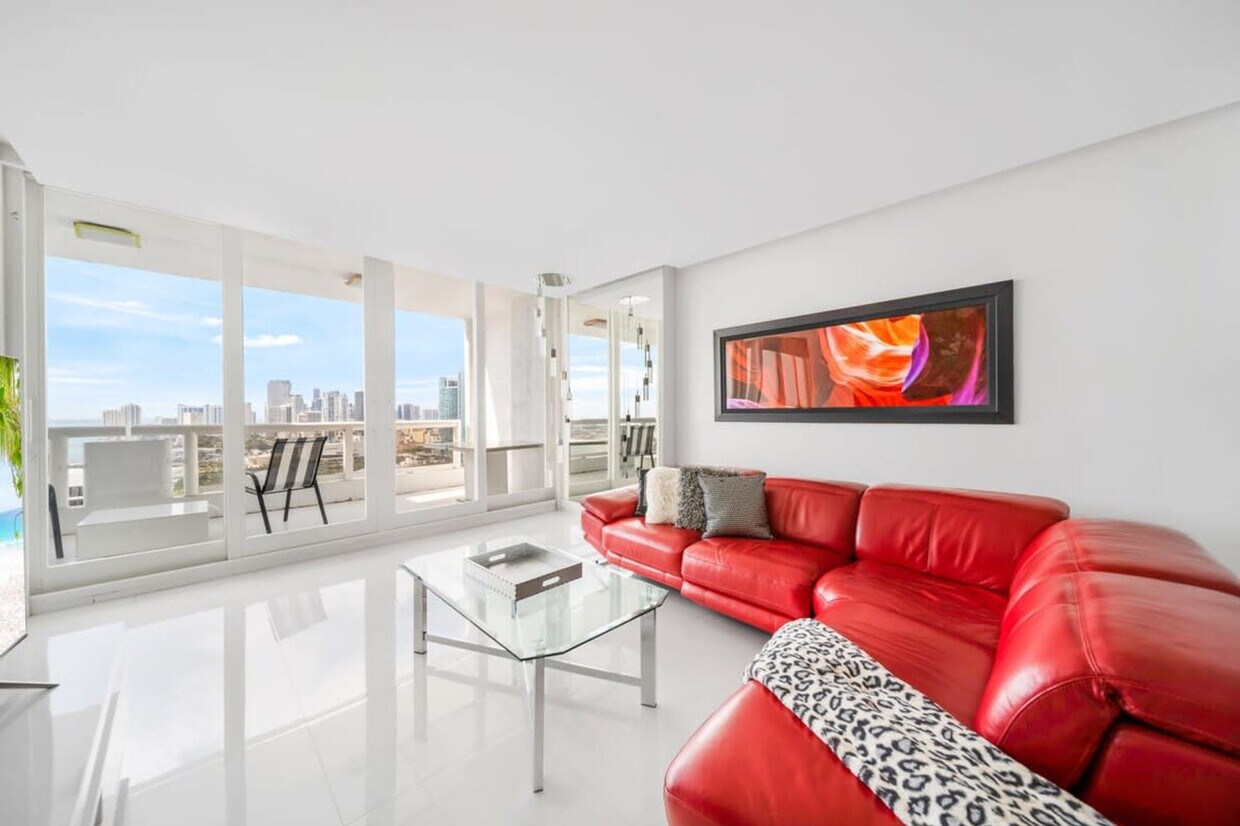 Primary Photo - 1717 N Bayshore Dr