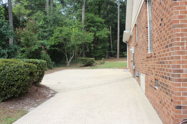 Foto del edificio - 5817 Dobson Dr