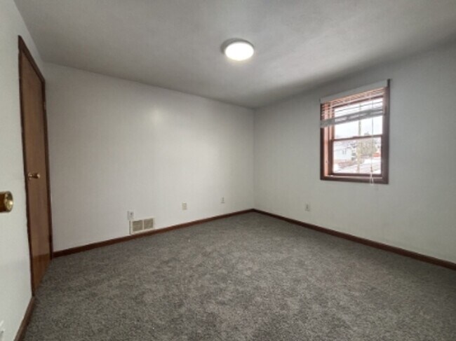 Foto del edificio - 2 bed/1 bath townhome 15025
