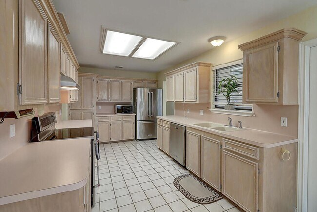 Building Photo - 4321 Holly Ridge Dr