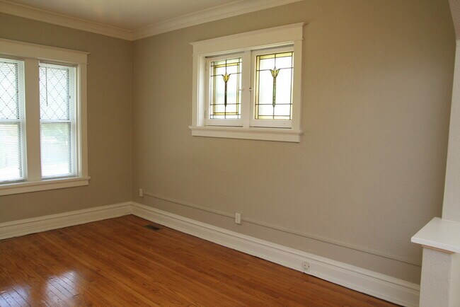 Building Photo - 2034 McCausland Ave