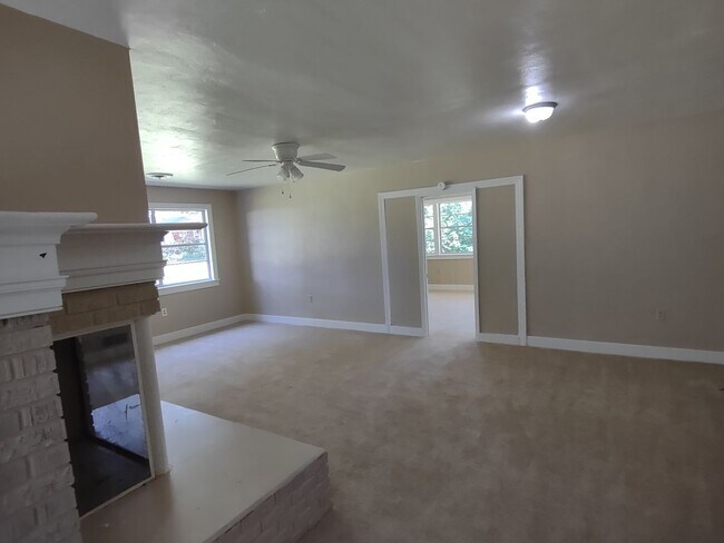 Foto del edificio - MOVE IN SPECIAL!**** 1/2 OF 1ST MONTH RENT...