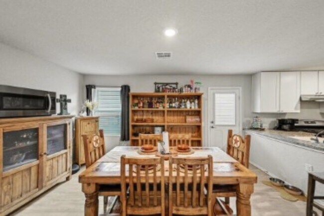 Foto del edificio - 3BED/2BATH HOUSE AVAILABLE FOR LEASE!