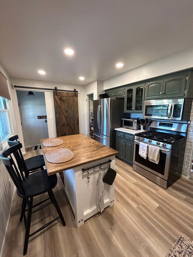 Primary Photo - N170W20703 Parkview Ct
