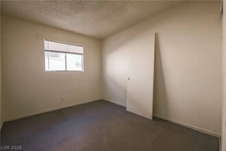 Building Photo - 1404 E Mesquite Ave