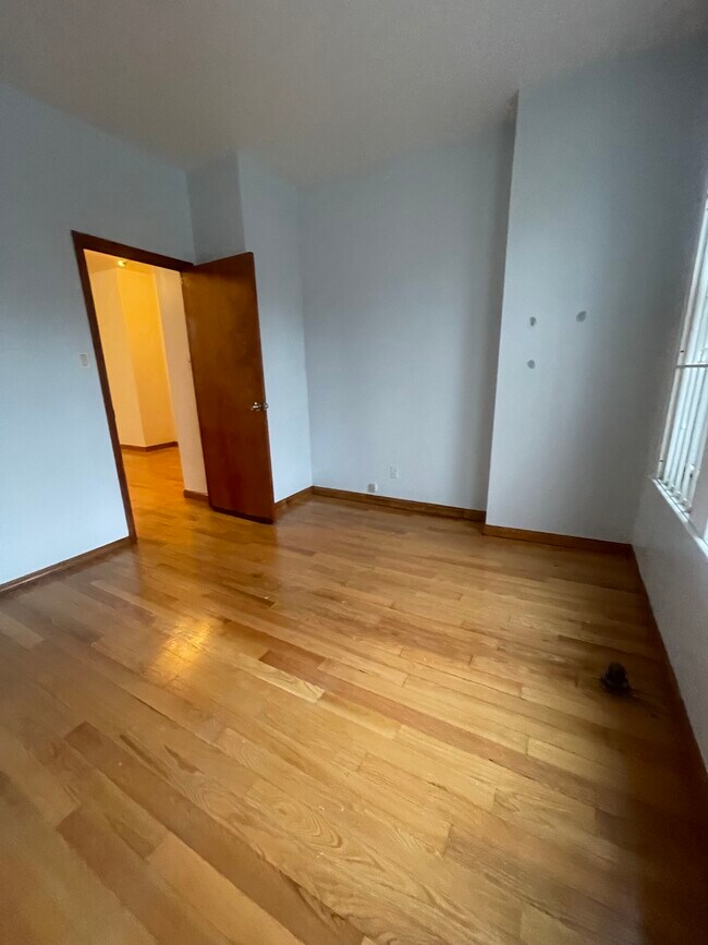 Foto del edificio - 2438 E 22nd St