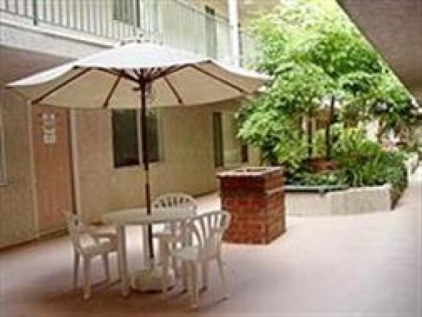 Outside Lounge - Sherman Oaks Regency Apartments