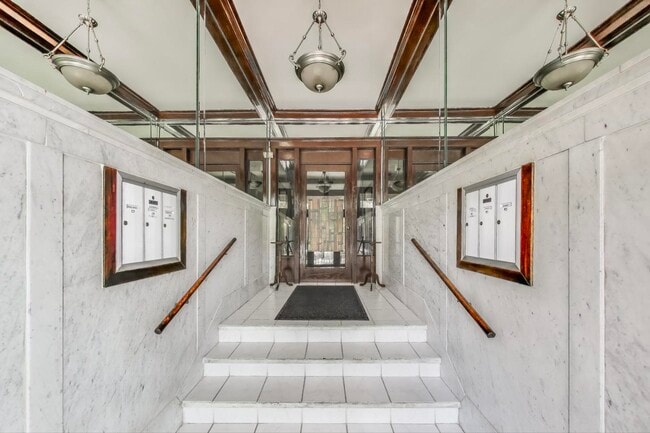 Building Photo - 4357 S Greenwood Ave